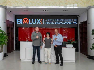 Kliyan Sid Afriken yo eksplore pwofesyon an dèyè Biglux Solè Siveyans trelè